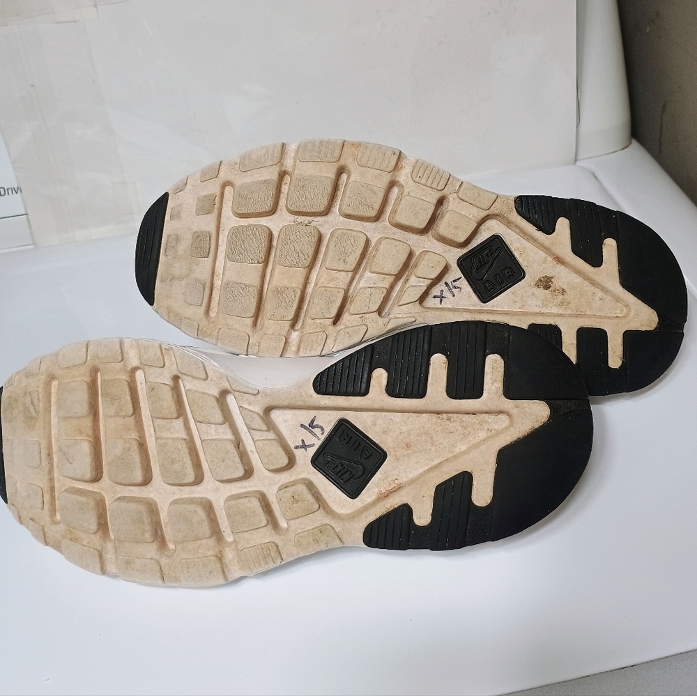 Nike Men’s Beige and Black Knit Sneakers - Picture 5 of 5